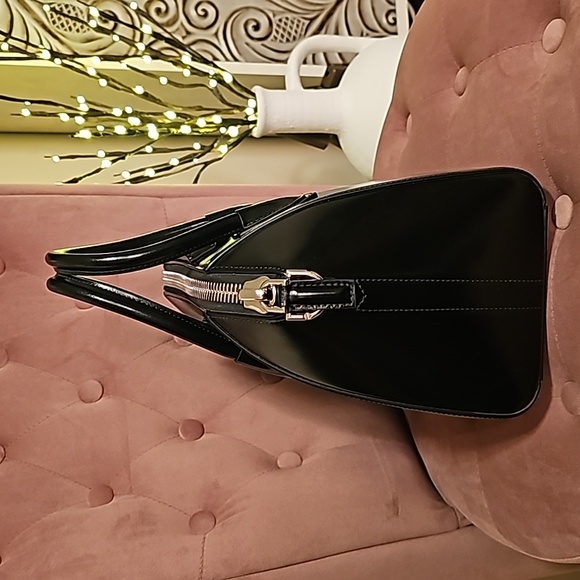 Authentic Givenchy Antigona Small in Smooth Black - Picture 8 of 16